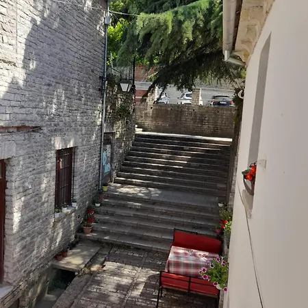 Ani 招待所 Gjirokastër