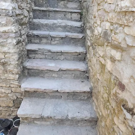 Ani 招待所 Gjirokastër