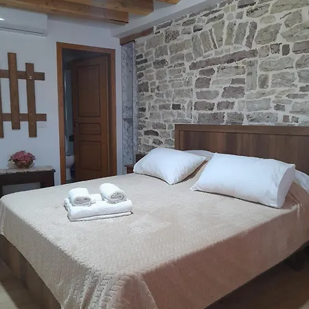 Ani-rooms&food In Old Bazaar,gjirokaster 3*