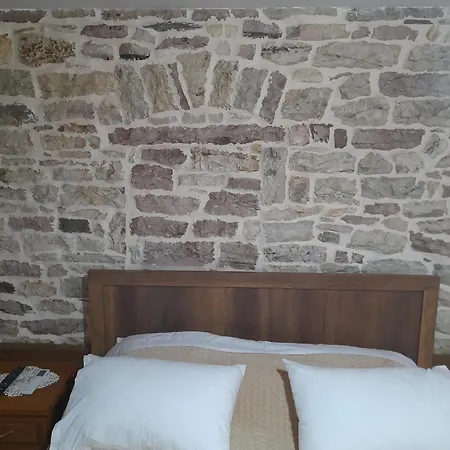 Guest house Ani-rooms&food In Old Bazaar,gjirokaster 3*