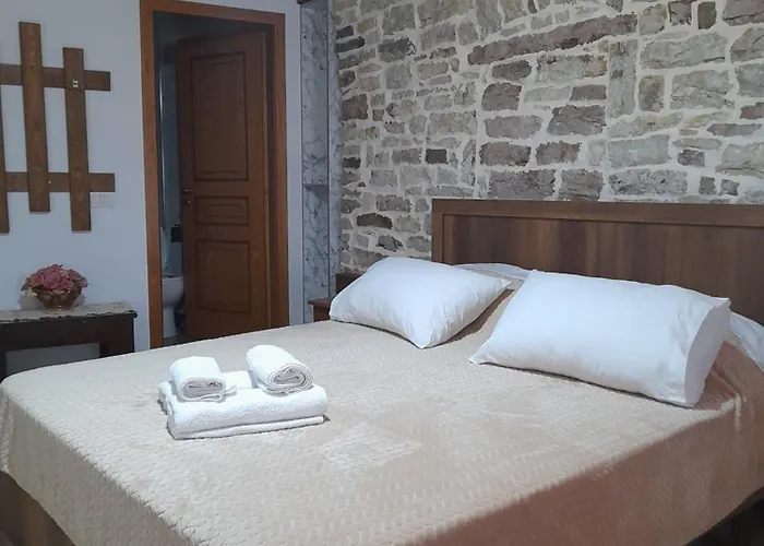 Ani-rooms&food In Old Bazaar,gjirokaster 3*