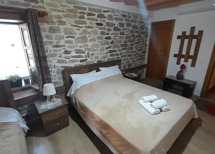 Ani-rooms&food In Old Bazaar,gjirokaster 게스트하우스 3*