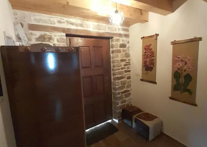 게스트하우스 Ani-rooms&food In Old Bazaar,gjirokaster 3*